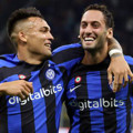 Hakan Çalhanoğlu büyülemeye devam ediyor: Bir Inter klasiği