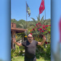 Erman Toroğlu bayrakların arasında meydan okudu