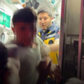 Gözü döndü: Ambulanstan fırlayıp gazeteciye böyle saldırdı