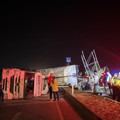 Damperi açık unutulan TIR, yön tabelasına çarparak devrildi