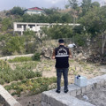 Babasının kucağındayken başına taş düşen çocuk hayatını kaybetti