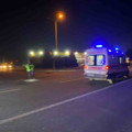 Trafikte kalan ambulansa polis ekiplerinden hızlı müdahale