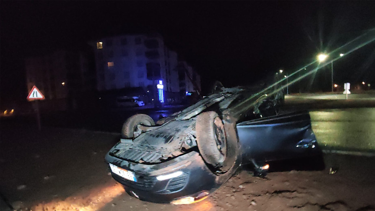 Aksaray’da kadın sürücüler kavşakta çarpıştı: 1 yaralı