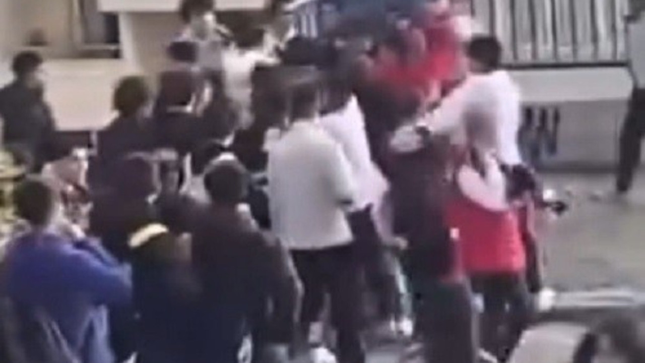 Öğrenciler birbirine girdi! Sokak boks ringine döndü