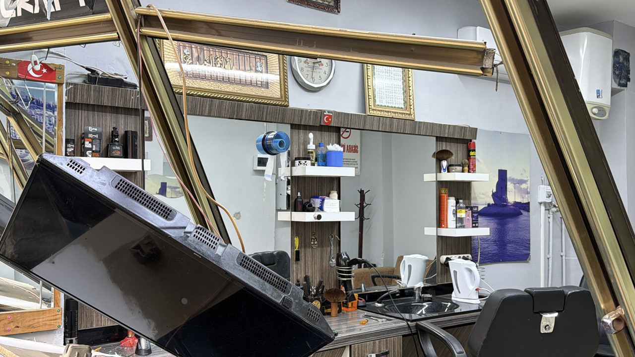 Akıl almaz kaza! İhmal faciayı getirdi: Otomobil berber dükkanına daldı