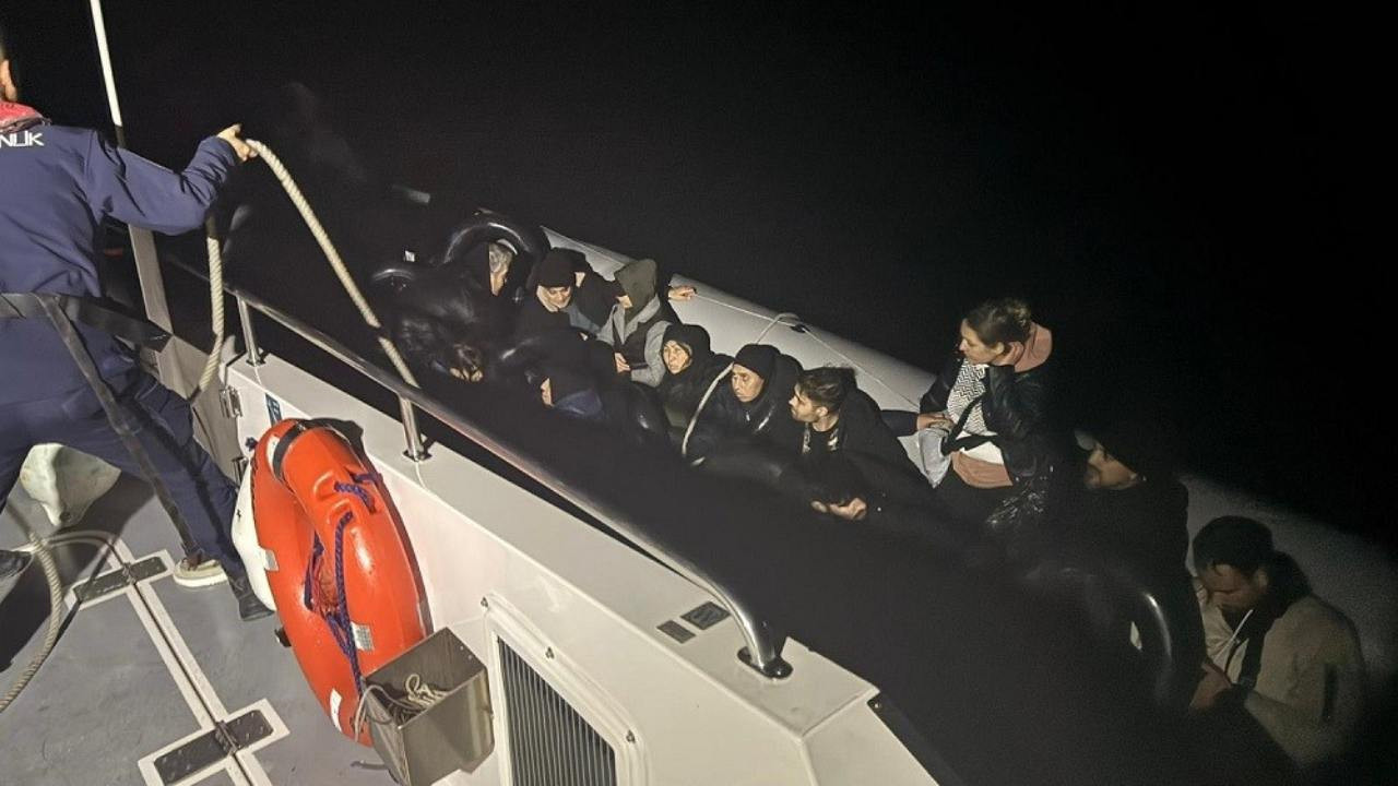 Ayvacık açıklarında lastik botta 16’sı çocuk 34 kaçak göçmen yakalandı