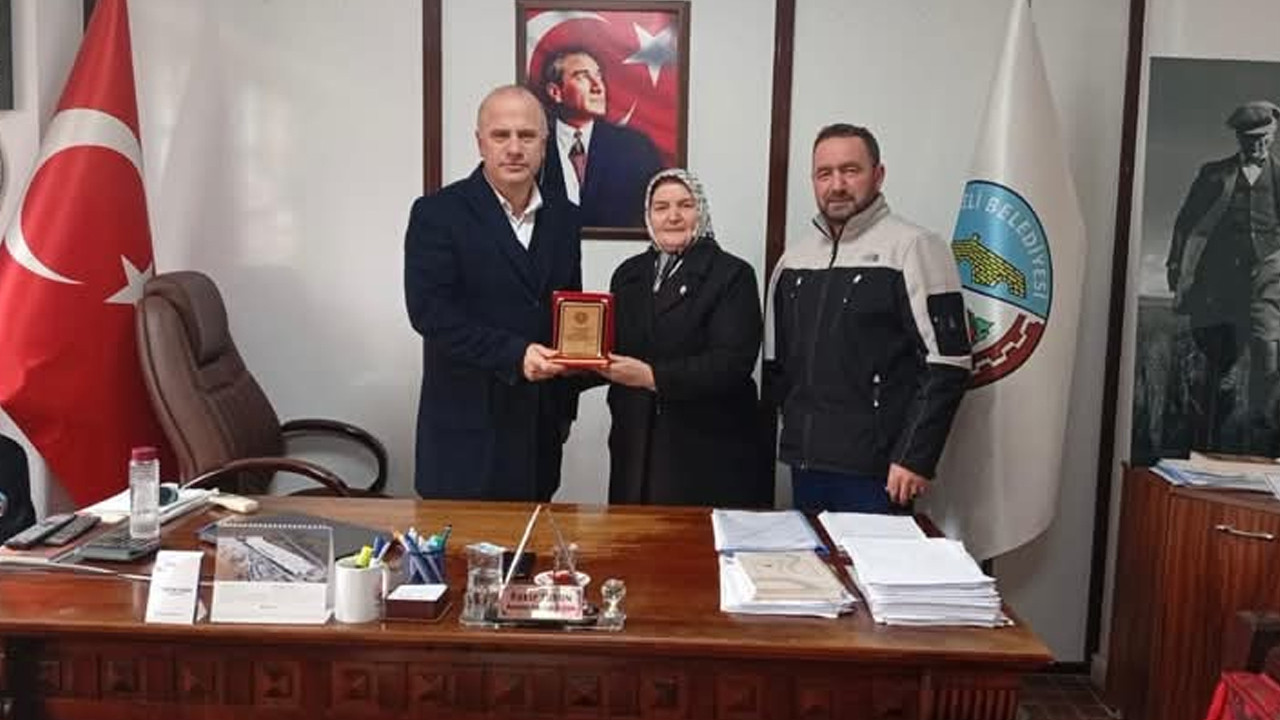 Başkan Torun'a plaket takdim ettiler