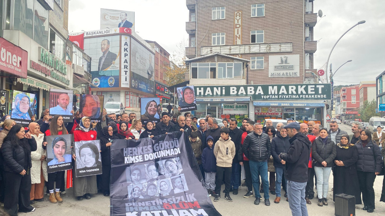 Dilovası yangınında hayatını kaybedenlerin aileleri belediye önünde