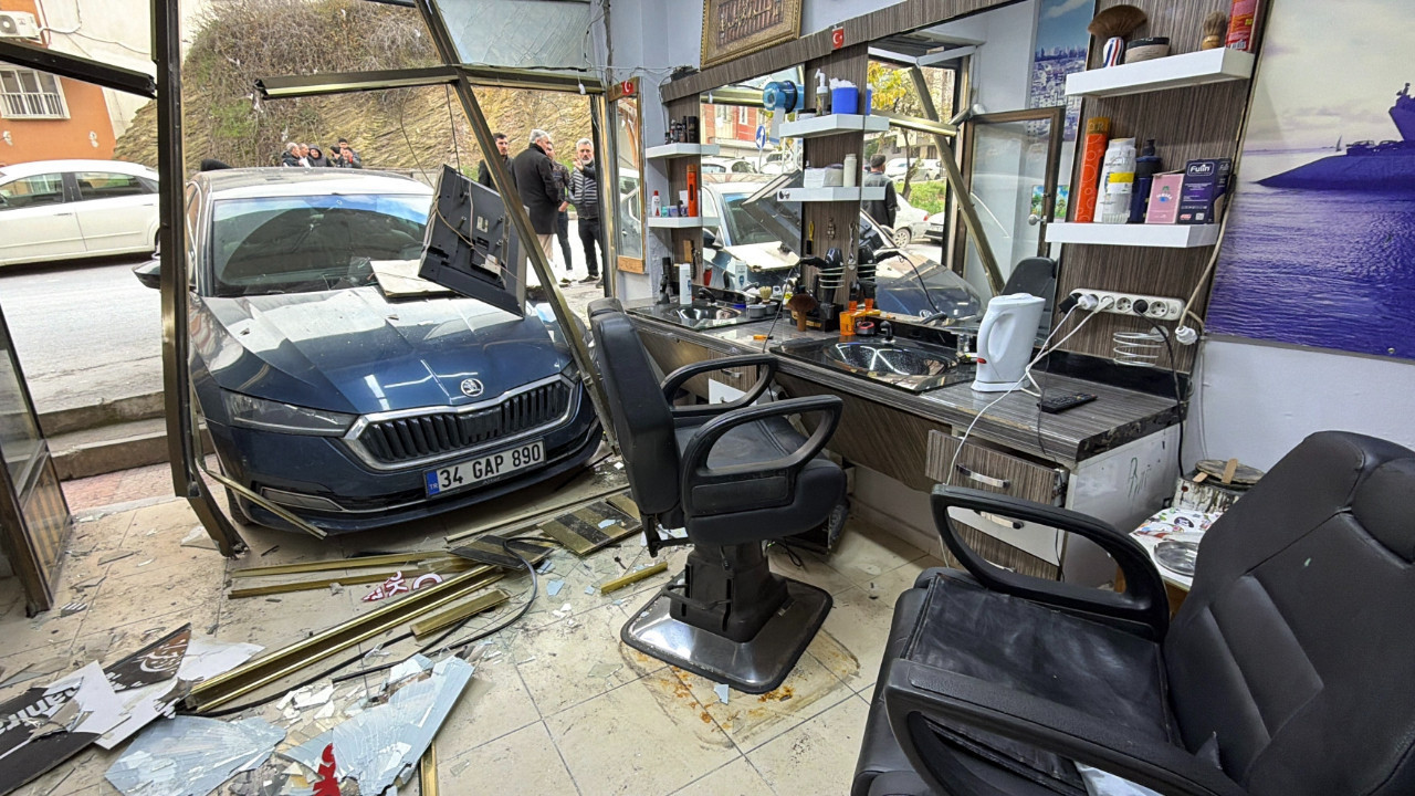 El freni çekilmeyen otomobil berber dükkanına girdi