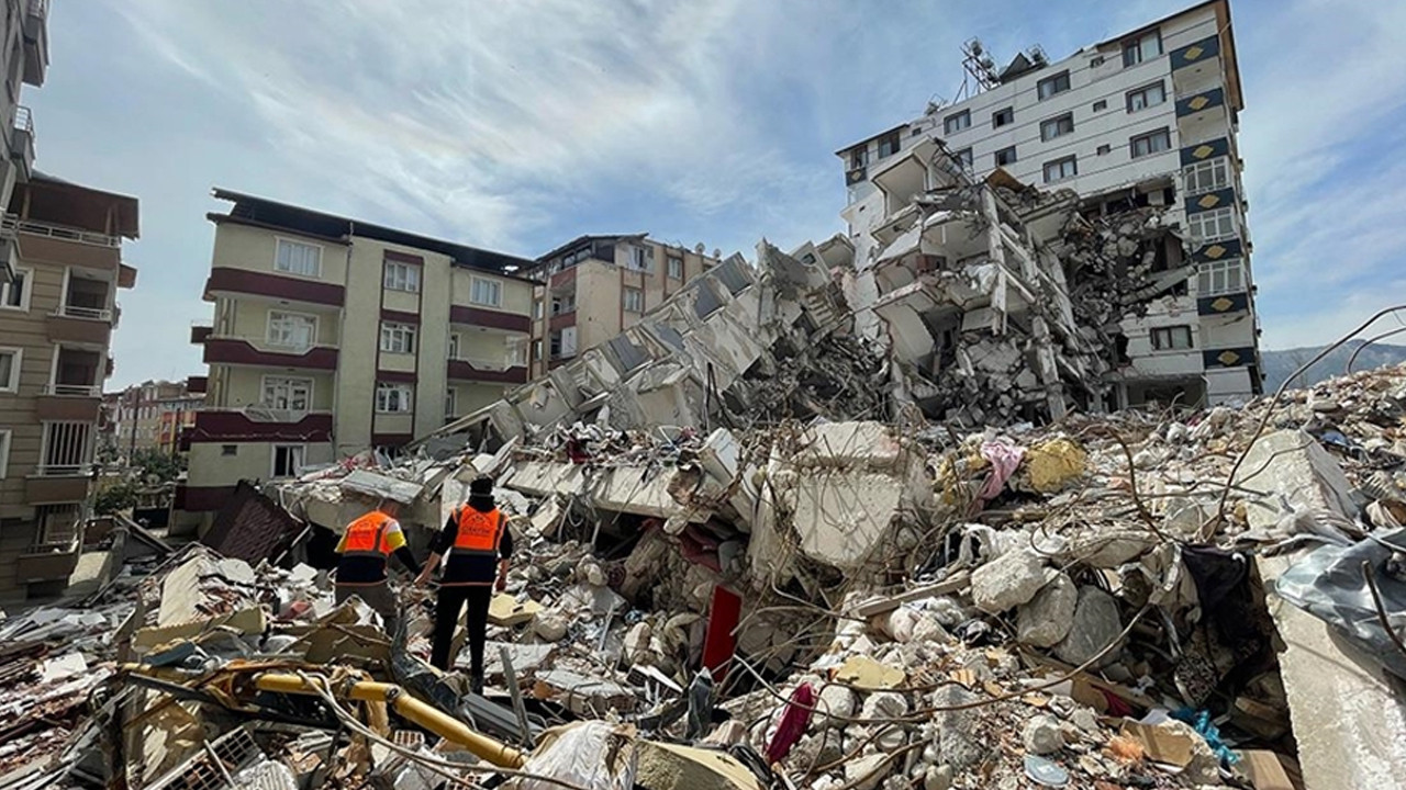 Hatay Depremi Dosyası | Bölüm 1 : Teslim Töreni ile Adalet Arasında Sıkışan Şehir