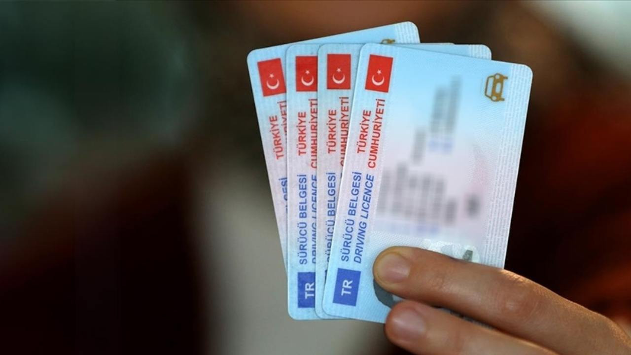 Kars'ta ehliyet sınavında kopya düzeneği deşifre oldu: 3 şüpheli yakalandı