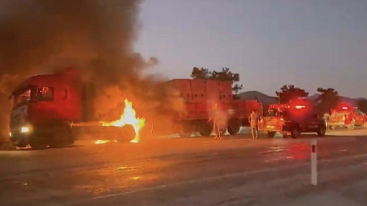 Muğla’da tuğla yüklü TIR alev alev yandı