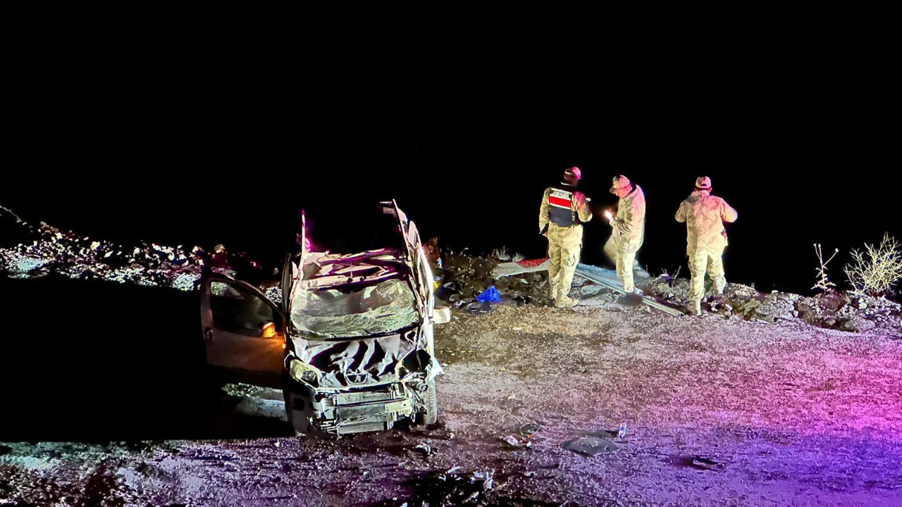 Buzlanan yolda hafif ticari araç şarampole yuvarlandı; 1’i ağır 2 yaralı