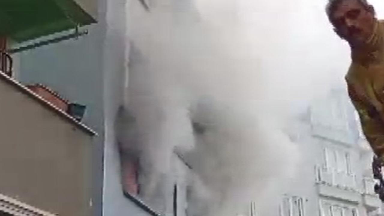 Çekmeköy'de 3 katlı binanın deposunda çıkan yangın paniğe sebep oldu