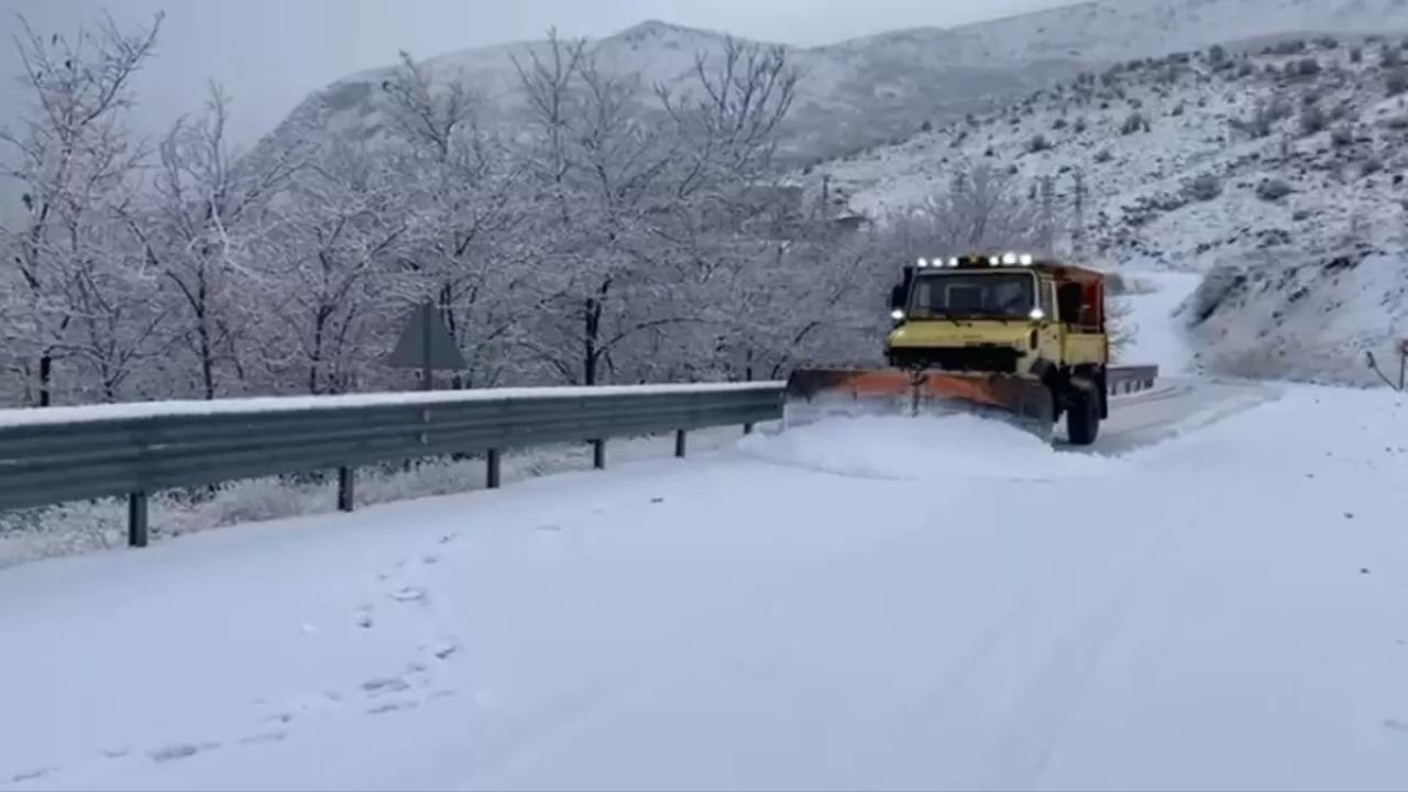 Elazığ'da ulaşıma kapanan 23 köy yolunu açmak için 89 araç 120 personel sahada
