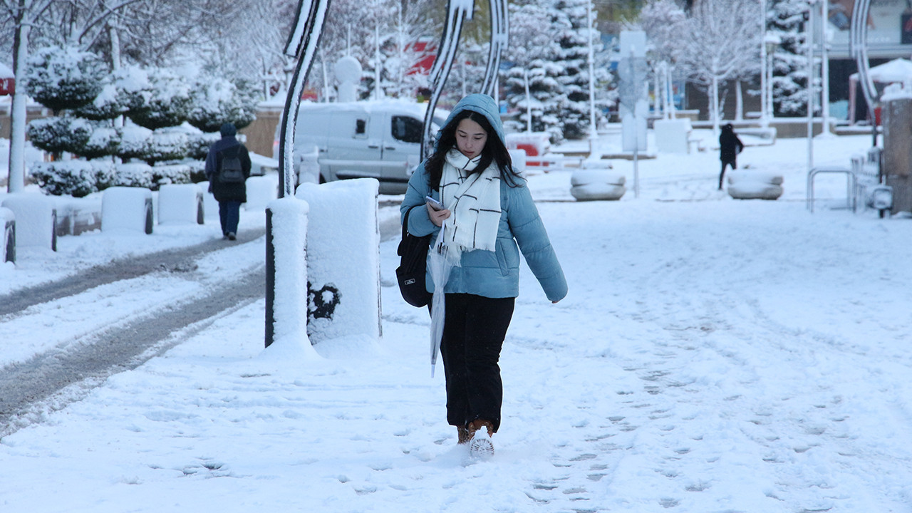 Kar kalınlığı 10 santimetreye ulaştı! Şehir tamamen beyaza büründü