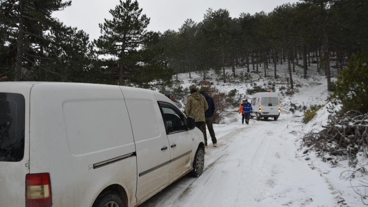 Manisa’da karda mahsur kalan avcılar kurtarıldı