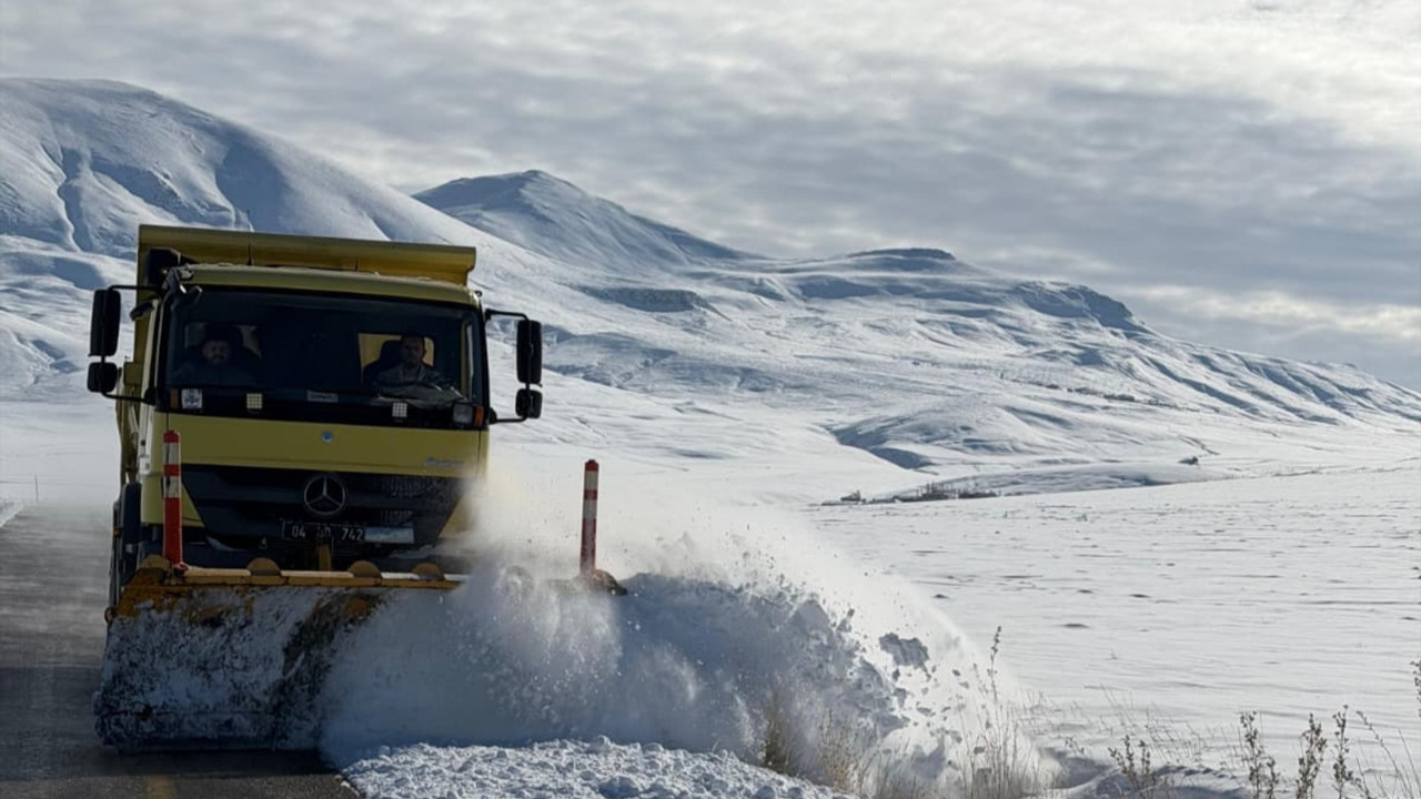 Ağrı'da kar zaferi: 354 köy yolu açıldı!