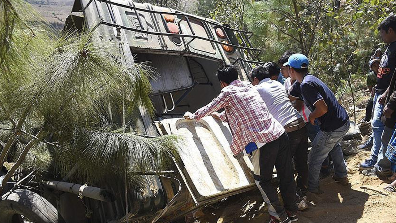 Guatemala'da otobüs vadiye düştü: Çok sayıda ölü