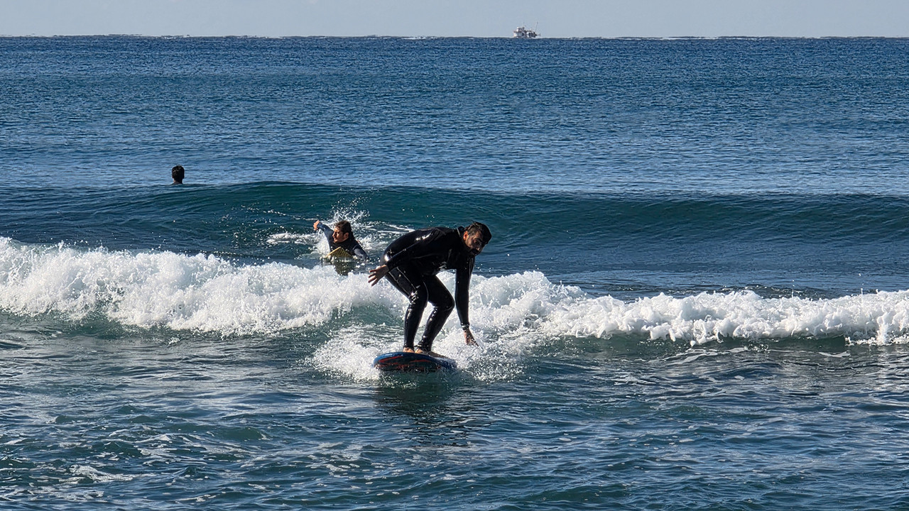 Hatay'da sörf keyfi: Güneşin tadını çıkardılar