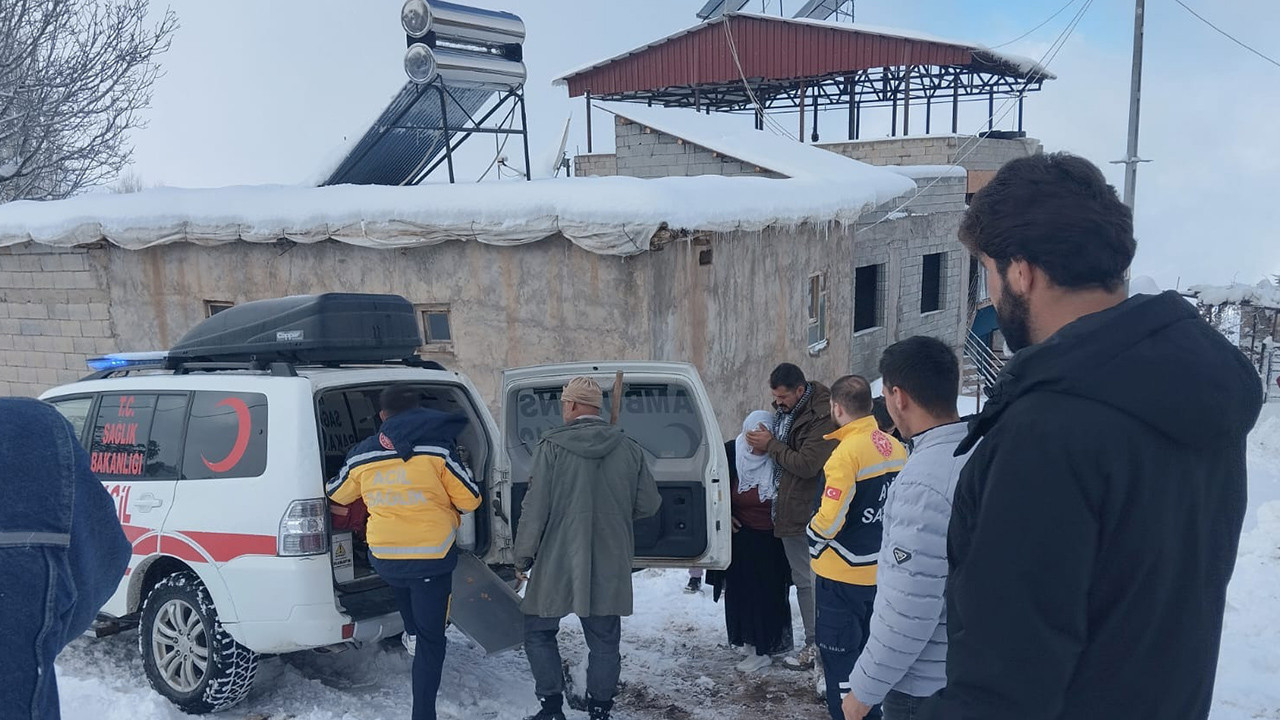 Kar altında hayatta kalma savaşı! Ekipler karlı yolları açıp hastayı yetiştirdiler