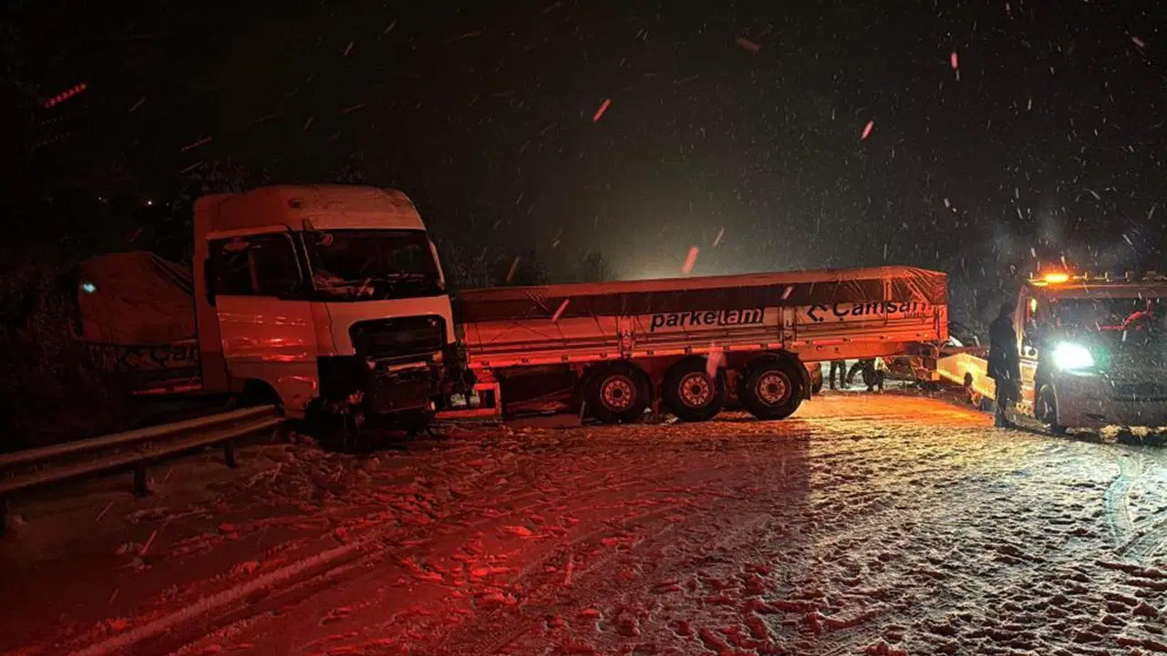 Kar trafiği felç etti! 7 araç birbirine girdi