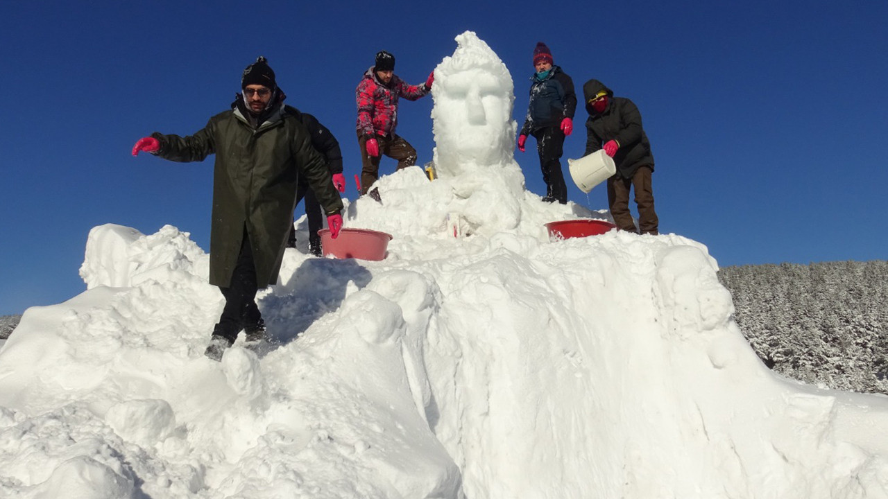 Sarıkamış şehitleri anısına kardan heykel