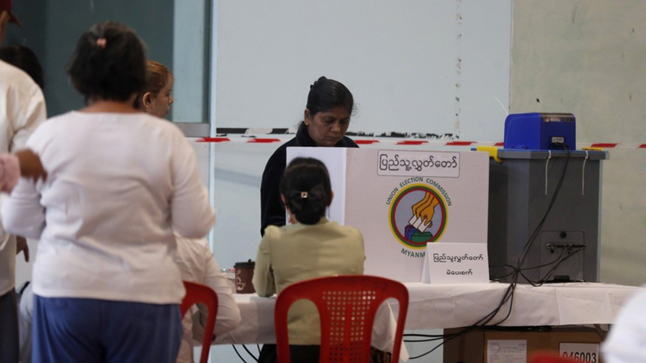 Silahların gölgesinde ilk seçim: Myanmar sandık başında