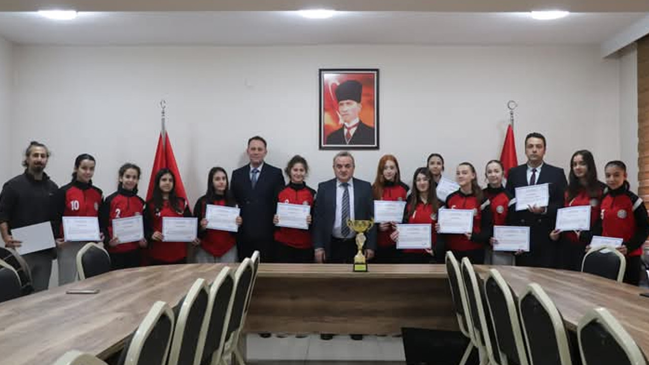 Bilecik’te voleybol il birincisi takım başarı belgelerini aldı