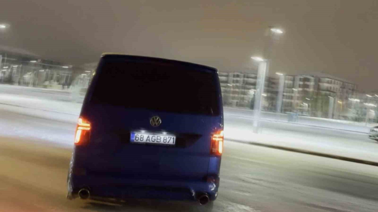 Karlı yolda drift atttılar
