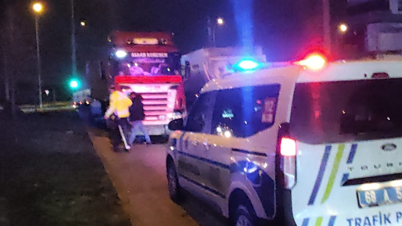 Kavşakta tır ile servis minibüsü çarpıştı: 1 yaralı