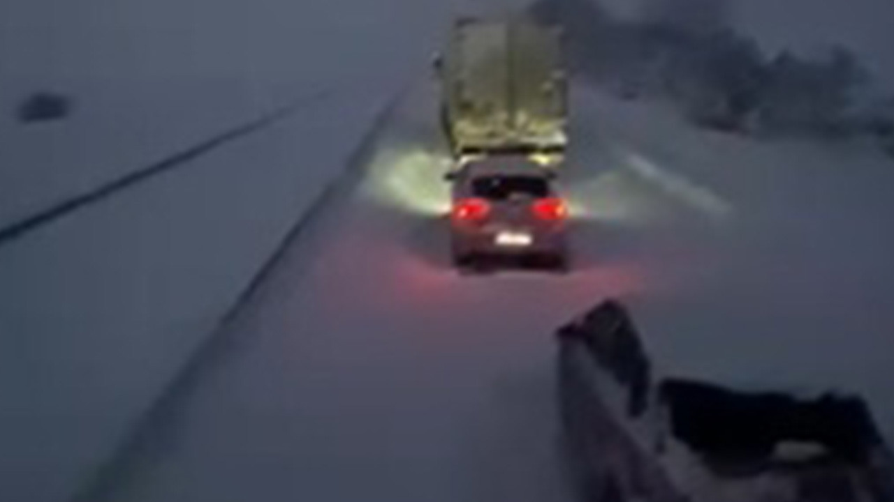 Kritik kavşakta kar kalınlığı 60 santime ulaştı! Trafiğe kapatıldı