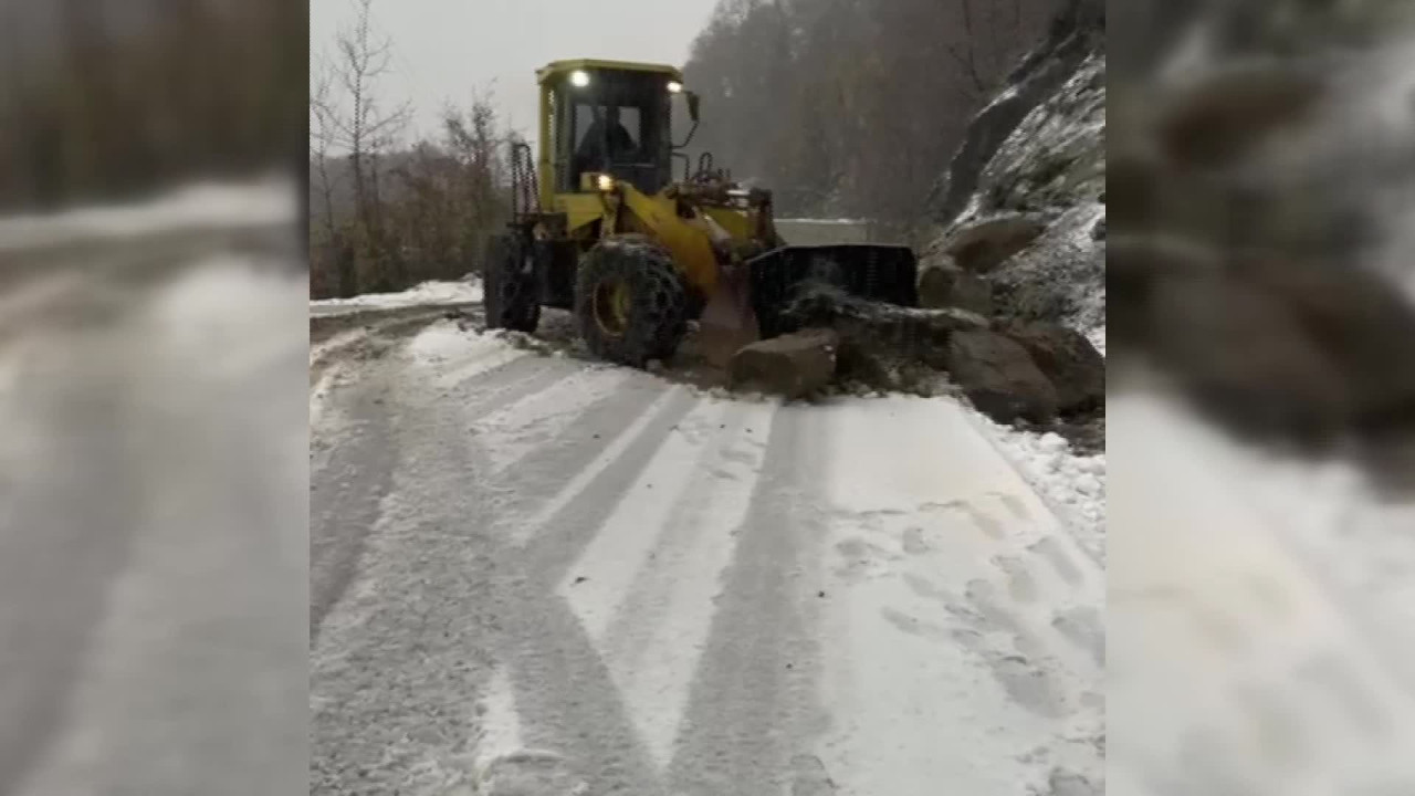 Sinop Türkeli'de heyelan yolu ulaşıma kapattı