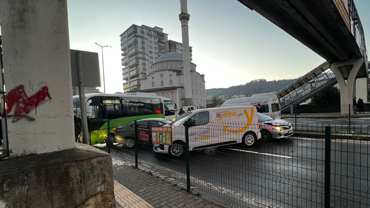 Buzlu yolda zincirleme kaza! 5 araç çarpıştı