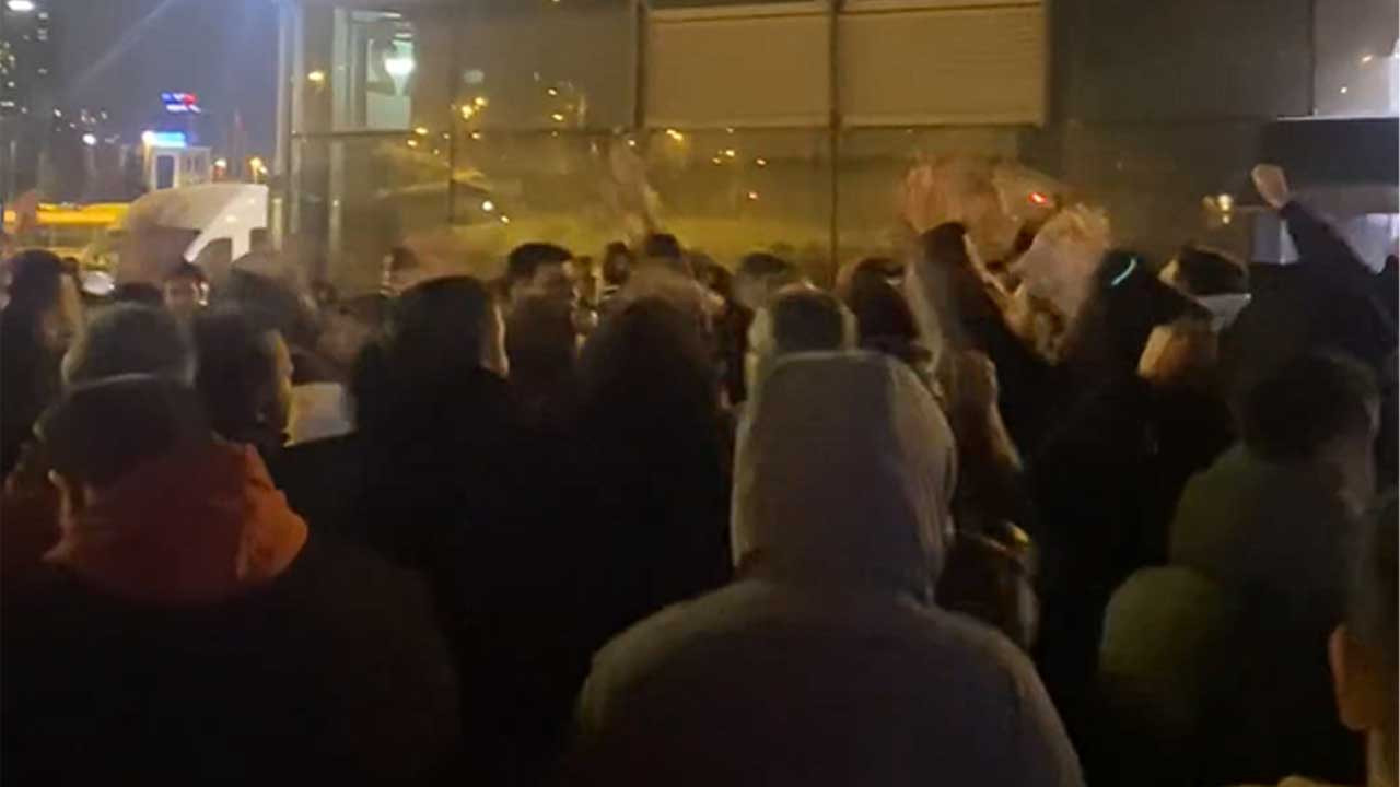 Galatasaraylı taraftarlardan yönetime istifa tepkisi!