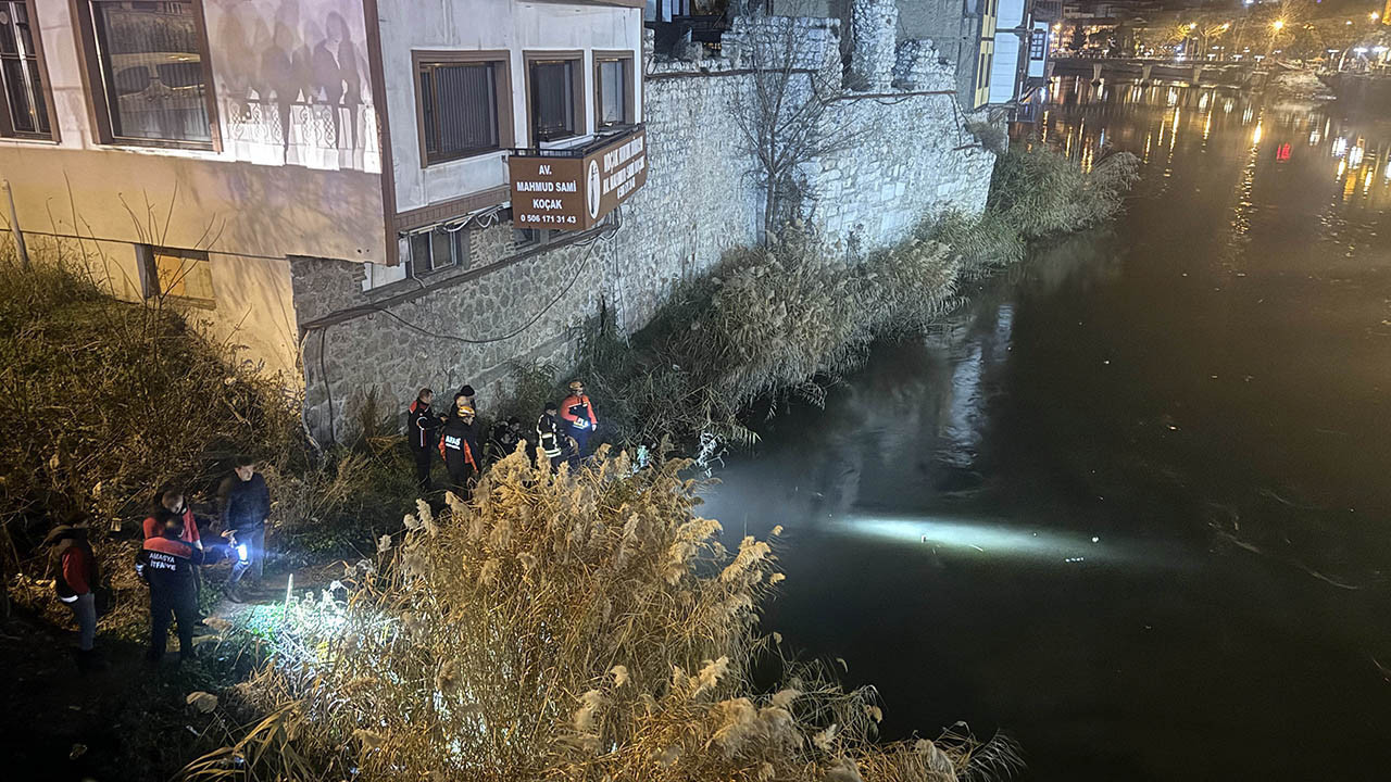 Hız ölüm getirdi! Köprüden nehre uçtu