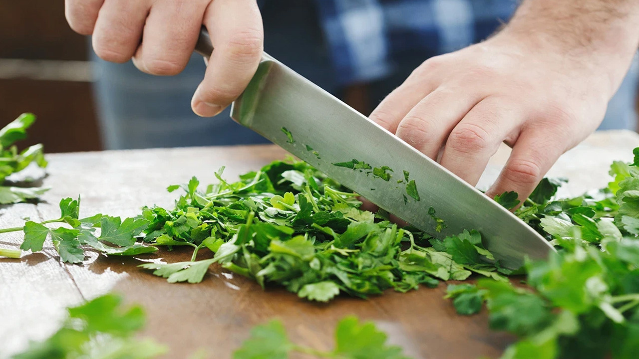 Maydanozun gizli gücü! Karaciğerinizi temizleyip cildinizi parlatıyor