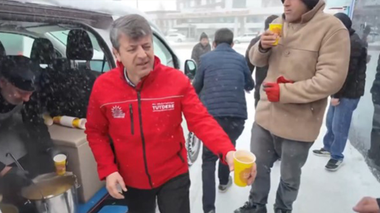 Belediye Başkanı karlı havada çorba dağıttı
