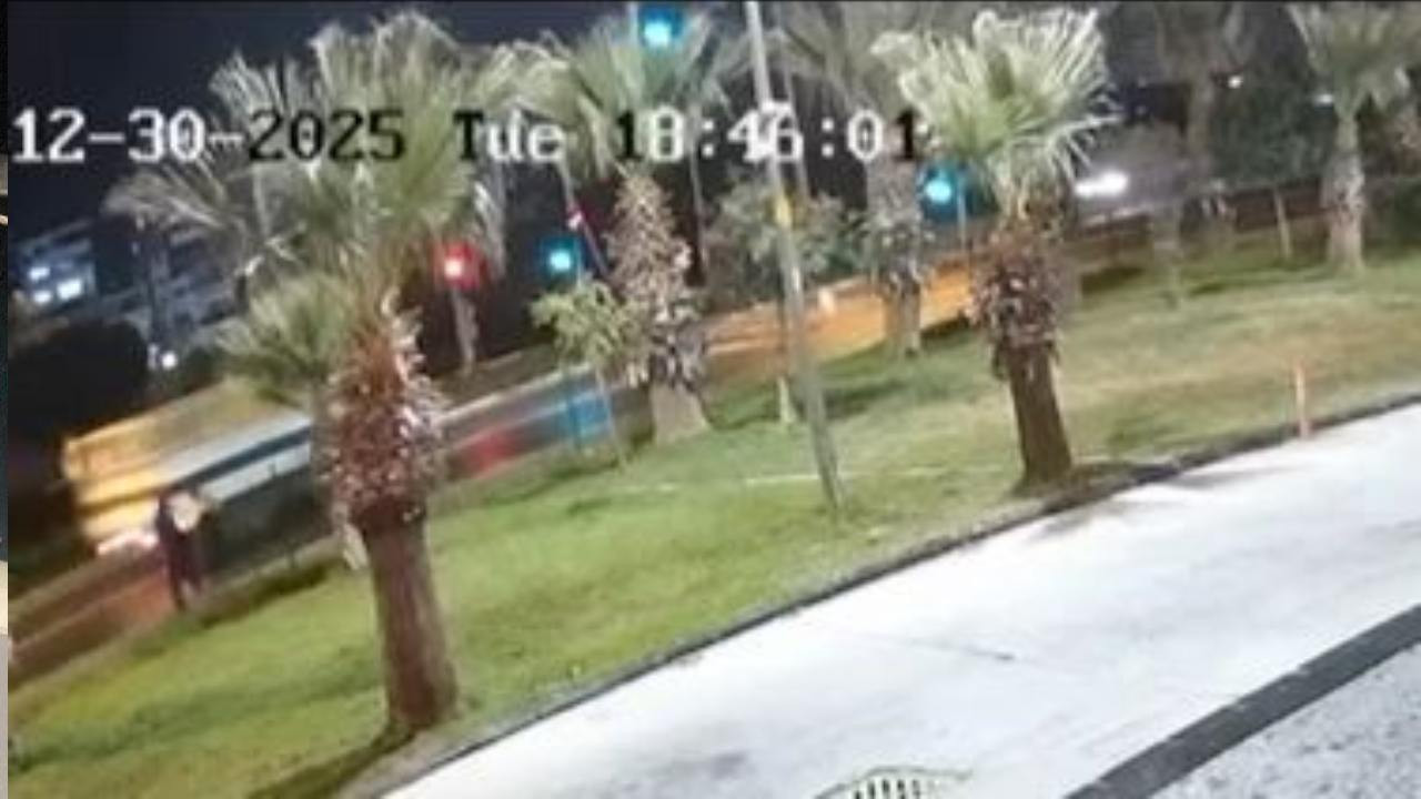 Çığlık çığlığa kaza: Yolun karşısına geçmeyen 15 yaşındaki çocuğa kamyonet çarptı