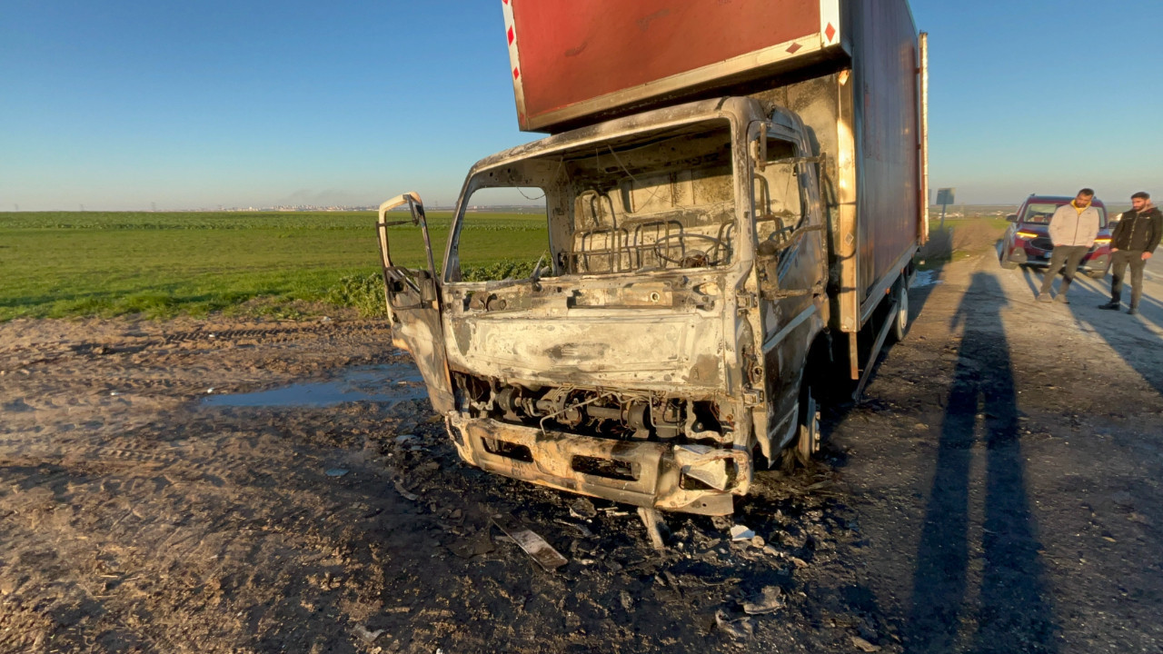 Çorlu'da seyirde alev alan kamyonet demir yığınına döndü