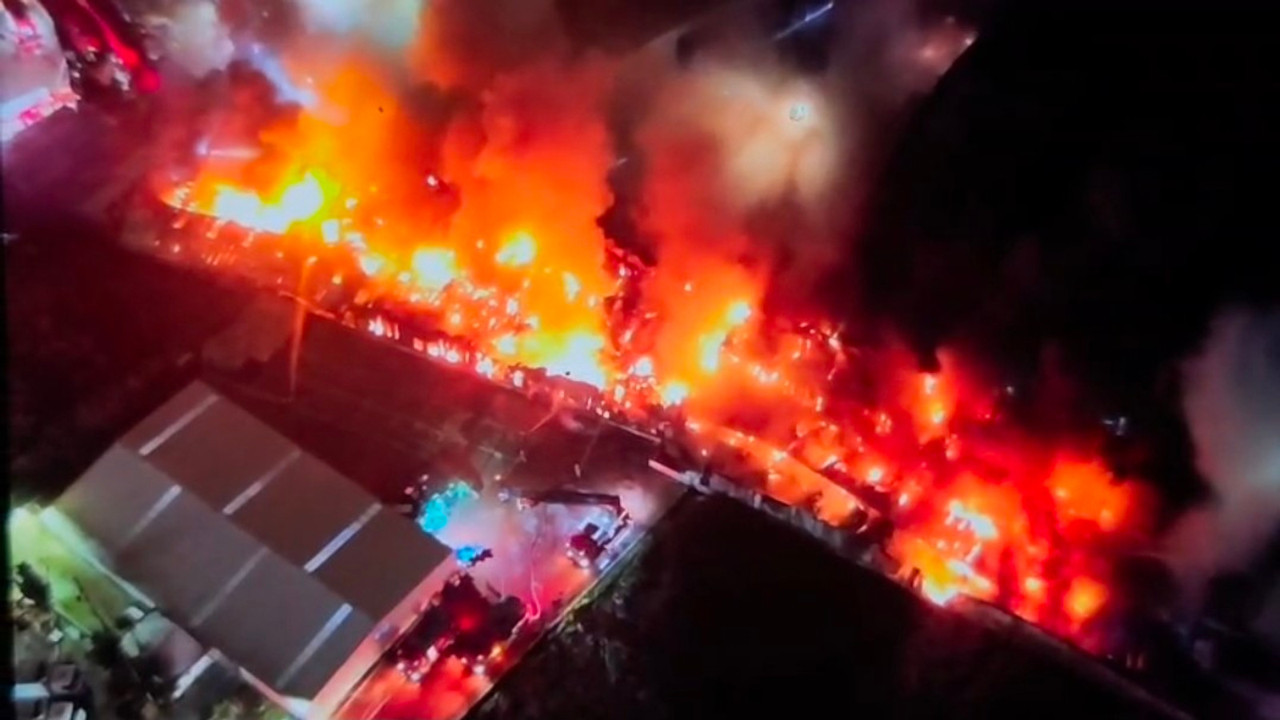 Esenyurt’taki fabrika yangını saatlerdir durdurulamıyor: Patlamalar peş peşe geldi