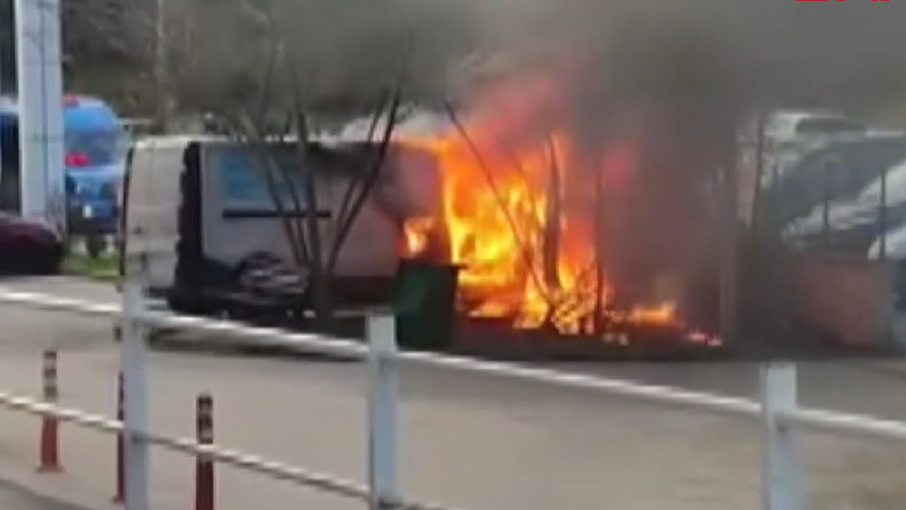 Hastane önünde korku dolu anlar: Park halindeki araç alevlere teslim oldu