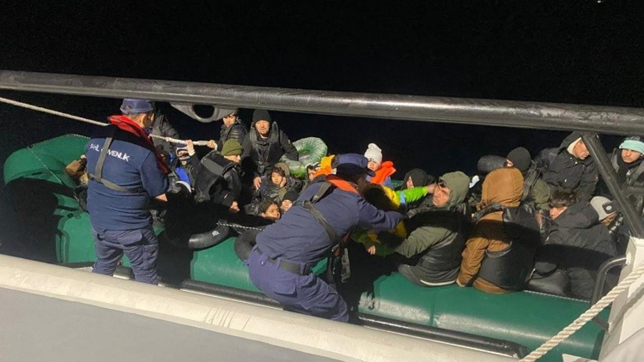 Kaçak yollarla Avrupa'ya gideceklerdi: İzmir açıklarında 50 kaçak göçmen yakalandı