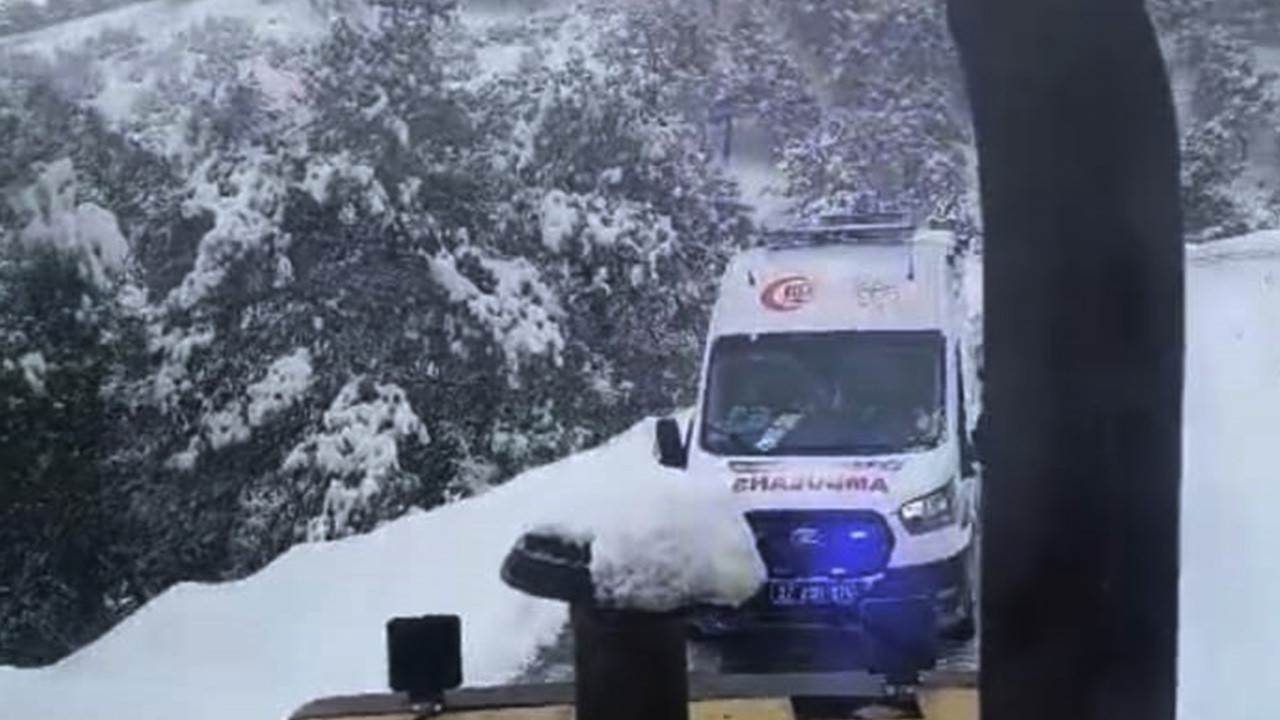 Kar yolları kapattı: İş makinesi açtı: Hastayı hastaneye götürmek için seferber oldular