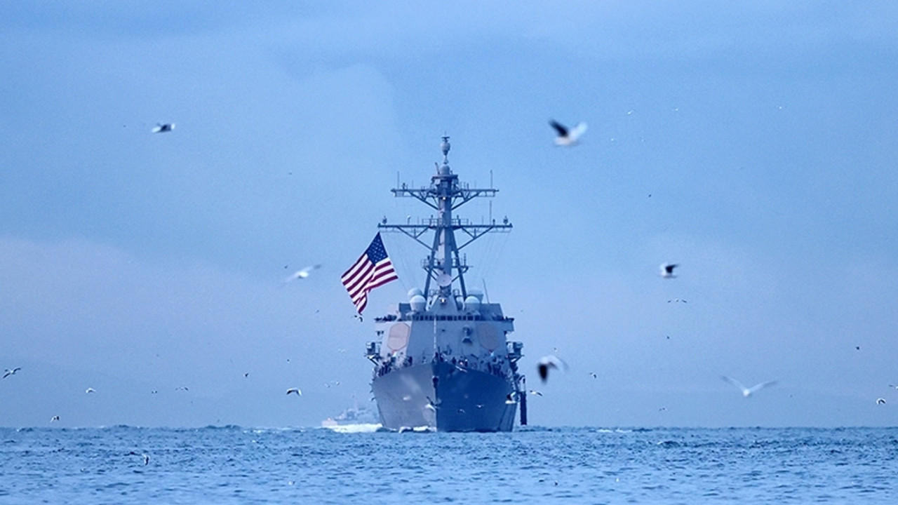 Okyanusta kovalamaca: Gemiye Rus bayrağı çizdiler