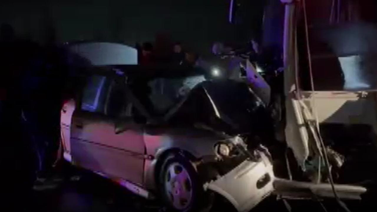 Otomobil, işçileri taşıyan midibüs ile çarpıştı: 1 ölü, 8 yaralı