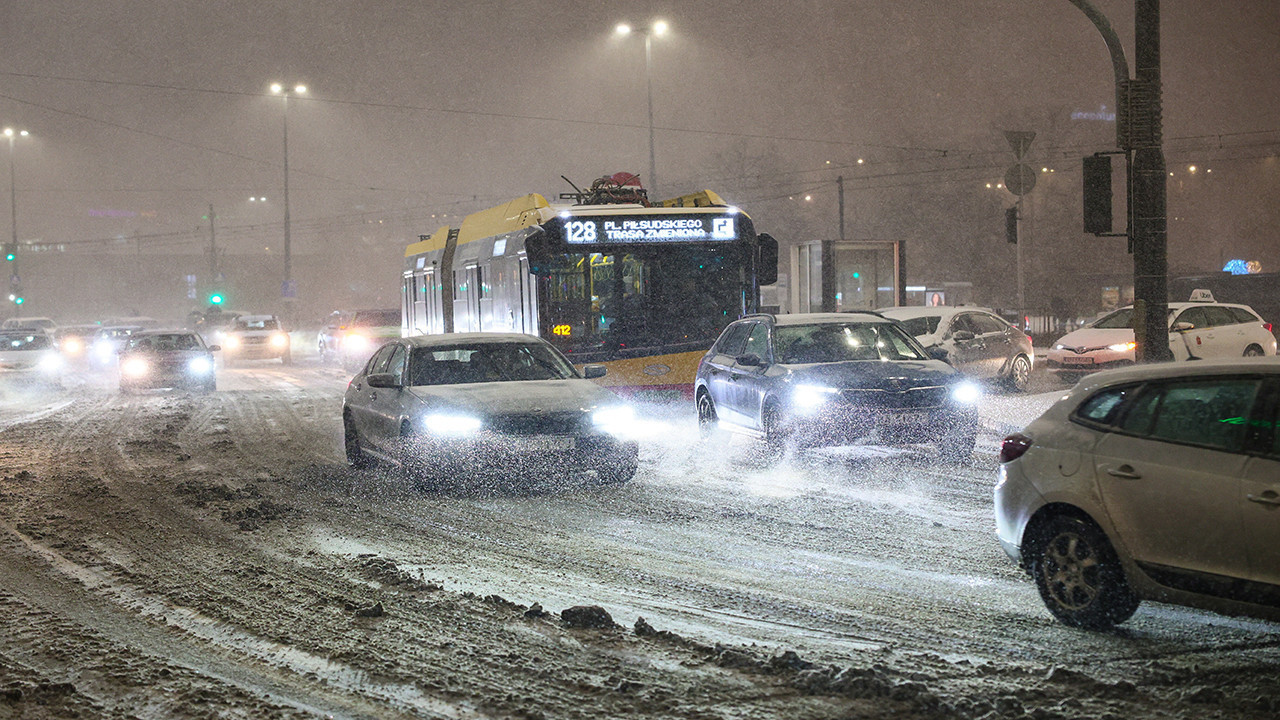 Polonya’yı kar fırtınası vurdu: Yüzlerce araç mahsur