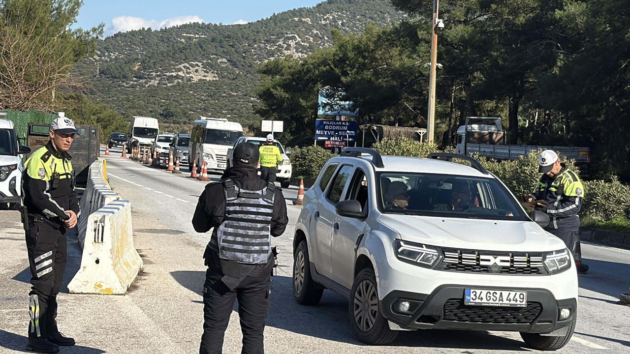 Tatilciler Bodrum'a akın etti! 24 saatte binlerce araç ilçe giriş yaptı