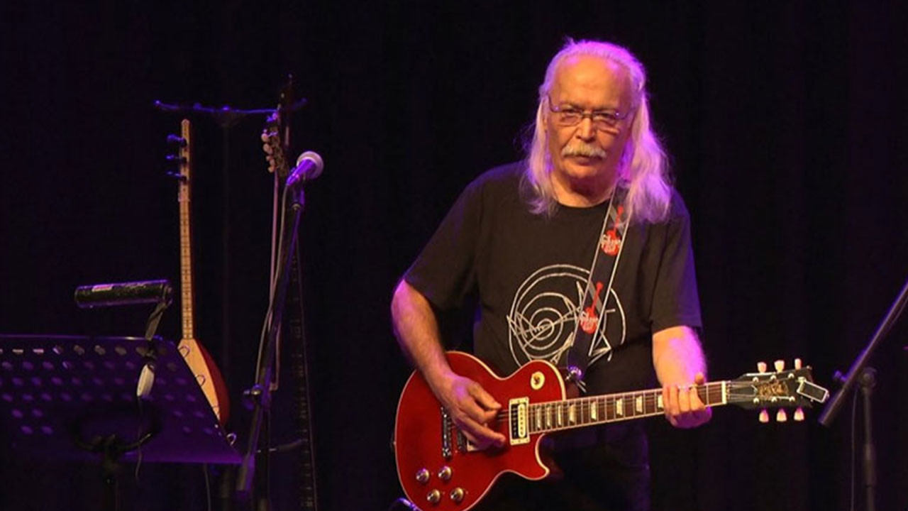 Ünlü sanatçı aracıyla restorana daldı!