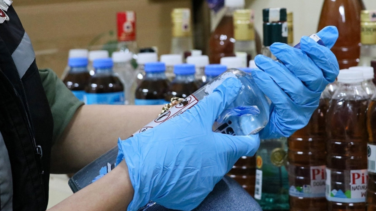 Yılbaşı öncesi sahte içki teyakkuzu: Tonlarca ele geçirildi